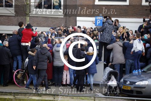 Amsterdam 30 maart 2016
DE Koning van Marokko vertrekt vanuit het Wasldorf Astoriua hotel. Directeur Roberto Payer (directeur Waldorf Astoria) zwaait hem uit. Buiten staan 1000 marokaanen/ fans om hem aan te moedigen.