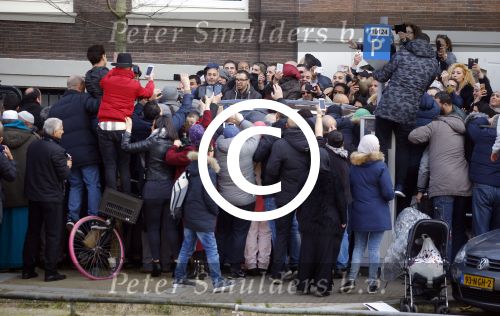 Amsterdam 30 maart 2016
DE Koning van Marokko vertrekt vanuit het Wasldorf Astoriua hotel. Directeur Roberto Payer (directeur Waldorf Astoria) zwaait hem uit. Buiten staan 1000 marokaanen/ fans om hem aan te moedigen.