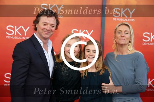 Amsterdam  3 april 2016
Premiere musical Sky in het Amsterdam theater.
Frits Sissing met vrouw en kinderen