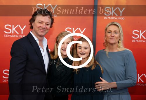 Amsterdam  3 april 2016
Premiere musical Sky in het Amsterdam theater.
Frits Sissing met vrouw en kinderen