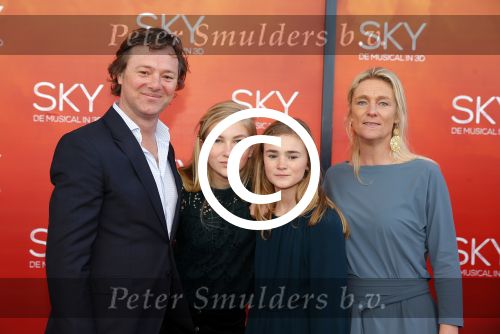 Amsterdam  3 april 2016
Premiere musical Sky in het Amsterdam theater.
Frits Sissing met vrouw en kinderen