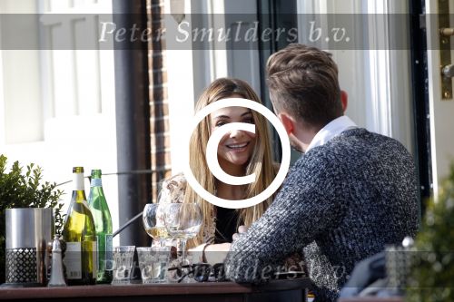 Amsterdam 17 maart 2016.
Georgina Verbaan en Patrick Martens op terras in Amsterdam.