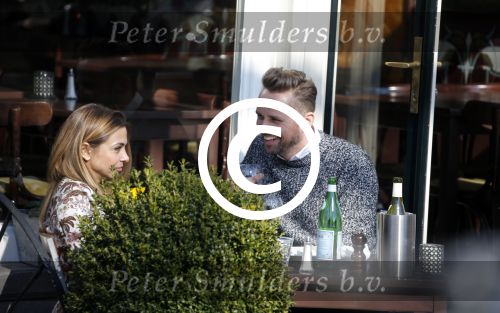 Amsterdam 17 maart 2016.
Georgina Verbaan en Patrick Martens op terras in Amsterdam.
