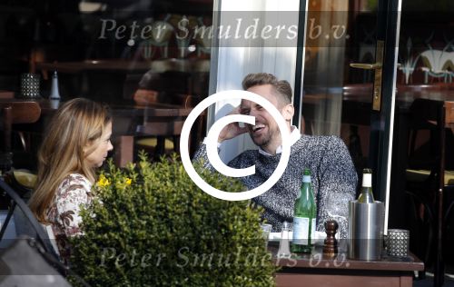 Amsterdam 17 maart 2016.
Georgina Verbaan en Patrick Martens op terras in Amsterdam.