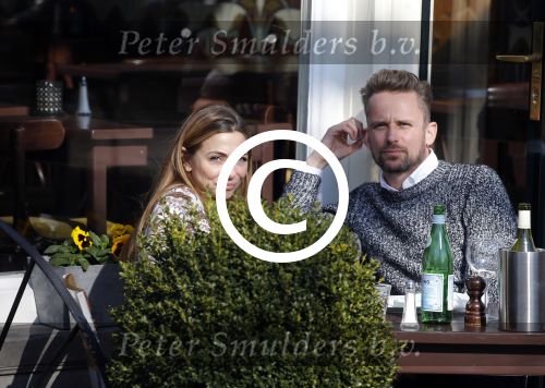 Amsterdam 17 maart 2016.
Georgina Verbaan en Patrick Martens op terras in Amsterdam.