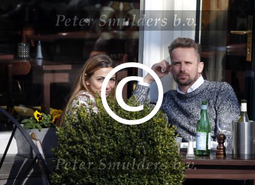 Amsterdam 17 maart 2016.
Georgina Verbaan en Patrick Martens op terras in Amsterdam.