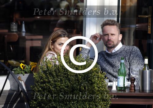 Amsterdam 17 maart 2016.
Georgina Verbaan en Patrick Martens op terras in Amsterdam.