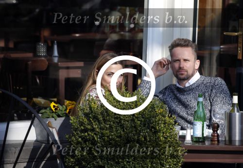Amsterdam 17 maart 2016.
Georgina Verbaan en Patrick Martens op terras in Amsterdam.