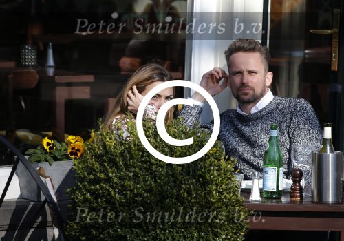 Amsterdam 17 maart 2016.
Georgina Verbaan en Patrick Martens op terras in Amsterdam.