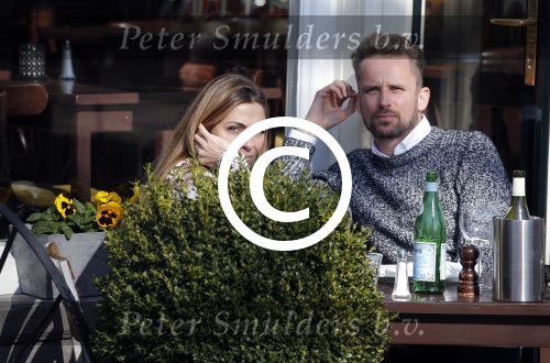 Amsterdam 17 maart 2016.
Georgina Verbaan en Patrick Martens op terras in Amsterdam.