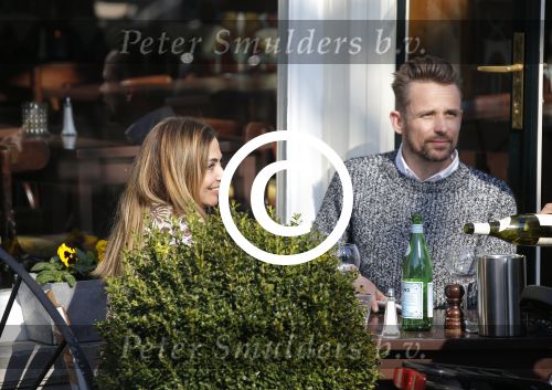 Amsterdam 17 maart 2016.
Georgina Verbaan en Patrick Martens op terras in Amsterdam.