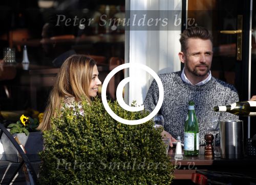 Amsterdam 17 maart 2016.
Georgina Verbaan en Patrick Martens op terras in Amsterdam.