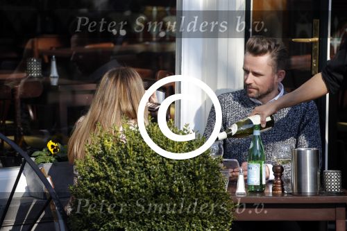 Amsterdam 17 maart 2016.
Georgina Verbaan en Patrick Martens op terras in Amsterdam.
