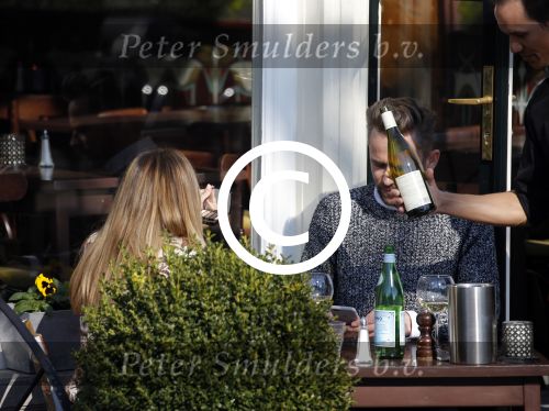 Amsterdam 17 maart 2016.
Georgina Verbaan en Patrick Martens op terras in Amsterdam.