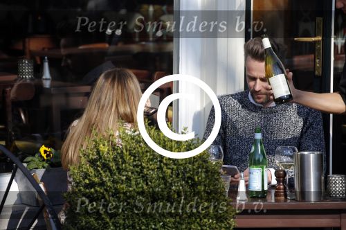 Amsterdam 17 maart 2016.
Georgina Verbaan en Patrick Martens op terras in Amsterdam.