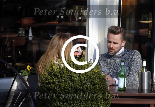 Amsterdam 17 maart 2016.
Georgina Verbaan en Patrick Martens op terras in Amsterdam.