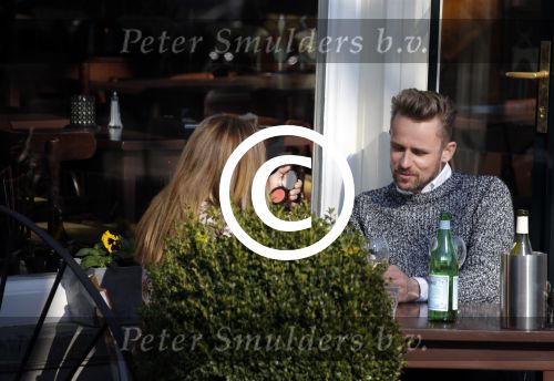 Amsterdam 17 maart 2016.
Georgina Verbaan en Patrick Martens op terras in Amsterdam.