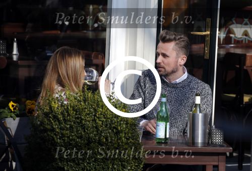 Amsterdam 17 maart 2016.
Georgina Verbaan en Patrick Martens op terras in Amsterdam.
