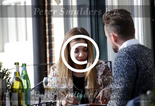 Amsterdam 17 maart 2016.
Georgina Verbaan en Patrick Martens op terras in Amsterdam.