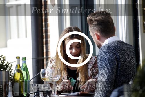 Amsterdam 17 maart 2016.
Georgina Verbaan en Patrick Martens op terras in Amsterdam.