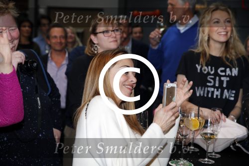 Amsterdam 21 maart 2016 
Boekpresentatie Patricia Snel. ( de pianist) Sandra Schuurhof ontvangt het eerste exemplaar. De presentatie was in hotel de Hallen. Georgina Verbaan