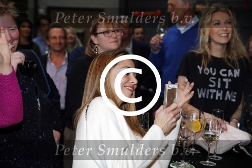 Amsterdam 21 maart 2016 
Boekpresentatie Patricia Snel. ( de pianist) Sandra Schuurhof ontvangt het eerste exemplaar. De presentatie was in hotel de Hallen. Georgina Verbaan