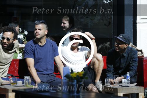 Amsterdam 10 april 2016
vlnr Achmed Akkabi Sef Geza Weisz en Gio op terras
