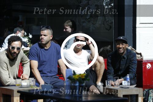 Amsterdam 10 april 2016
vlnr Achmed Akkabi Sef Geza Weisz en Gio op terras