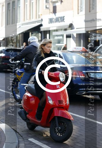 Amsterdam 14 maart 2016 
Gigi Ravelli op haar scooter op de pc hooftstraat