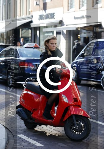Amsterdam 14 maart 2016 
Gigi Ravelli op haar scooter op de pc hooftstraat