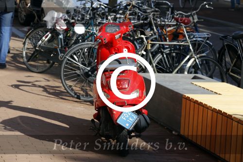 Amsterdam 14 maart 2016 
Gigi Ravelli op haar scooter op de pc hooftstraat