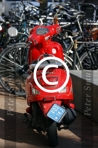 Amsterdam 14 maart 2016 
Gigi Ravelli op haar scooter op de pc hooftstraat