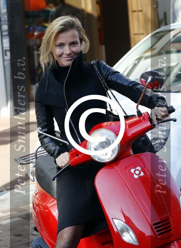 Amsterdam 14 maart 2016 
Gigi Ravelli op haar scooter op de pc hooftstraat