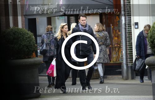 Amsterdam 21 maart 2016 
Gigi Ravelli met haar vriend Roger Hodenius op de cornelis schuytstraat