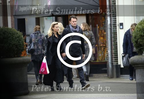 Amsterdam 21 maart 2016 
Gigi Ravelli met haar vriend Roger Hodenius op de cornelis schuytstraat