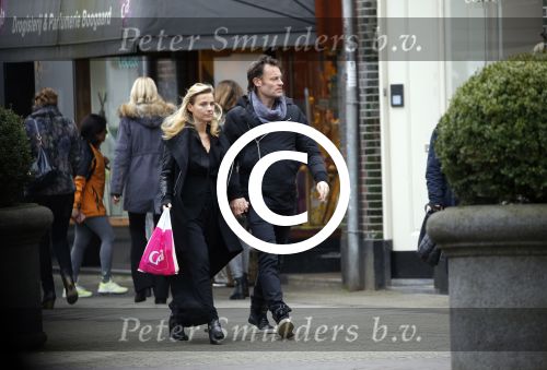 Amsterdam 21 maart 2016 
Gigi Ravelli met haar vriend Roger Hodenius op de cornelis schuytstraat