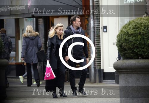 Amsterdam 21 maart 2016 
Gigi Ravelli met haar vriend Roger Hodenius op de cornelis schuytstraat