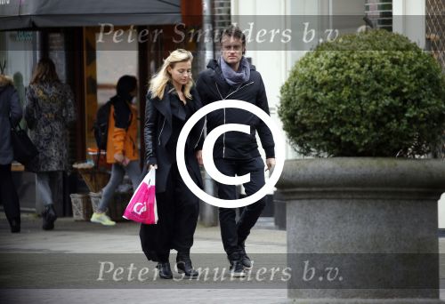 Amsterdam 21 maart 2016 
Gigi Ravelli met haar vriend Roger Hodenius op de cornelis schuytstraat