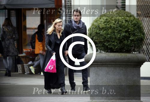 Amsterdam 21 maart 2016 
Gigi Ravelli met haar vriend Roger Hodenius op de cornelis schuytstraat