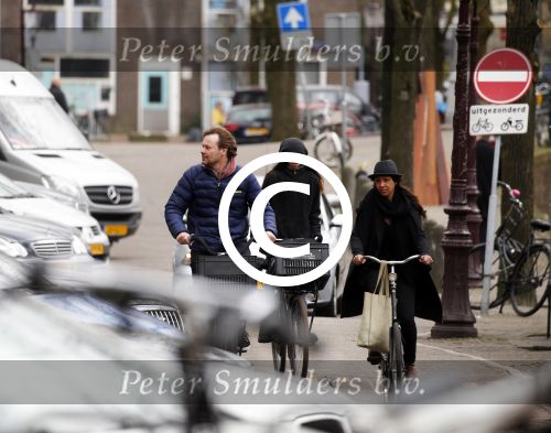 Amsterdam 23 maart 2016 
Gijs Staverman met (een) vriendin op de fiets in Amsterdam.