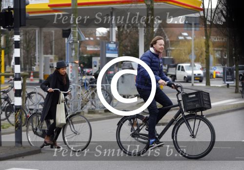 Amsterdam 23 maart 2016 
Gijs Staverman met (een) vriendin op de fiets in Amsterdam.