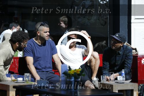 Amsterdam 10 april 2016
vlnr Achmed Akkabi Sef Geza Weisz en Gio op terras