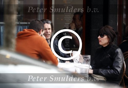 Amsterdam 14 april 2016
Hans Teeuwen met zijn vriendin en een kennis op terras.