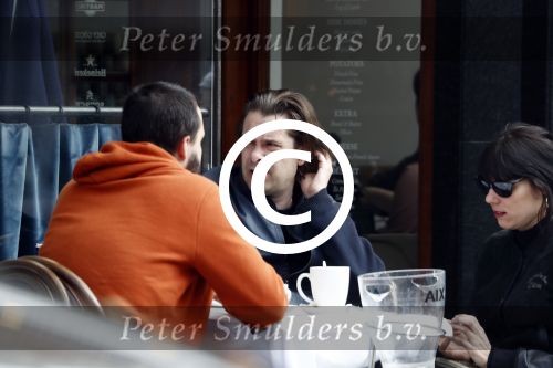 Amsterdam 14 april 2016
Hans Teeuwen met zijn vriendin en een kennis op terras.