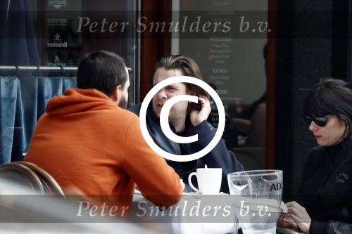 Amsterdam 14 april 2016
Hans Teeuwen met zijn vriendin en een kennis op terras.