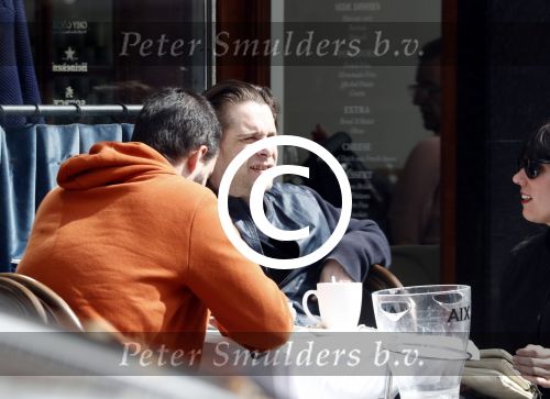 Amsterdam 14 april 2016
Hans Teeuwen met zijn vriendin en een kennis op terras.