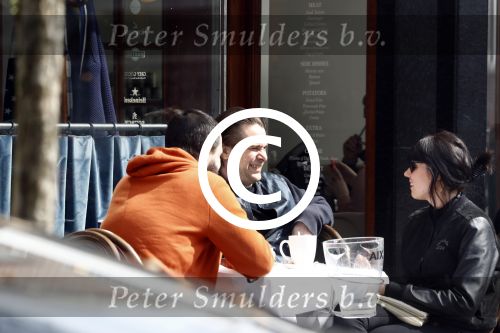Amsterdam 14 april 2016
Hans Teeuwen met zijn vriendin en een kennis op terras.