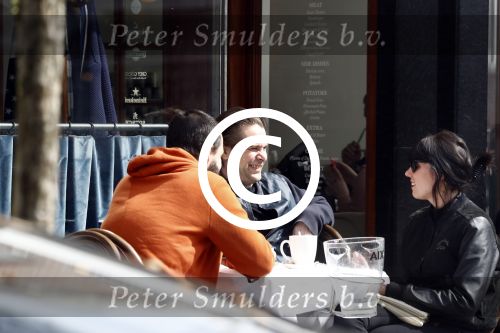 Amsterdam 14 april 2016
Hans Teeuwen met zijn vriendin en een kennis op terras.