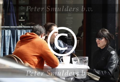Amsterdam 14 april 2016
Hans Teeuwen met zijn vriendin en een kennis op terras.