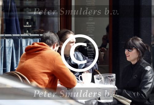 Amsterdam 14 april 2016
Hans Teeuwen met zijn vriendin en een kennis op terras.